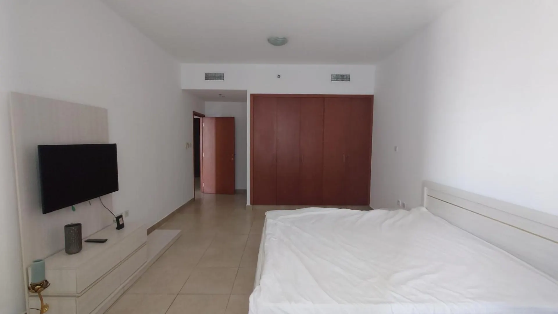 Apartment Spacious 1 Bedroom Plus Hall In Marina Dubai