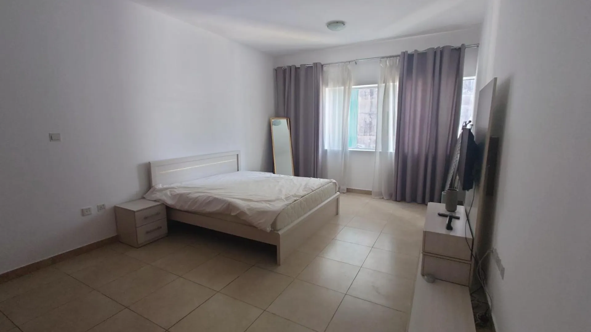 Apartment Spacious 1 Bedroom Plus Hall In Marina Dubai