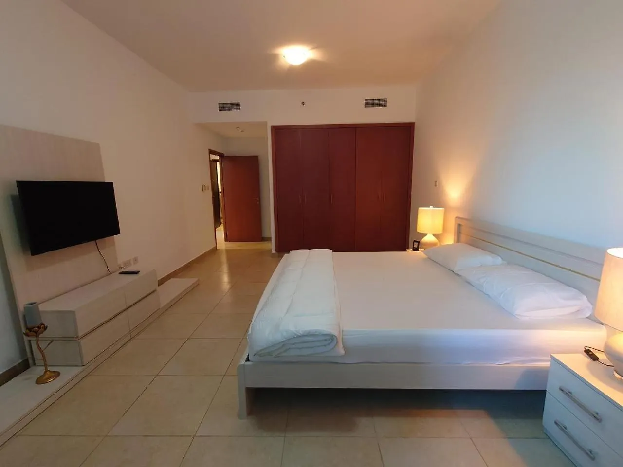 Spacious 1 Bedroom Plus Hall In Marina Dubai
