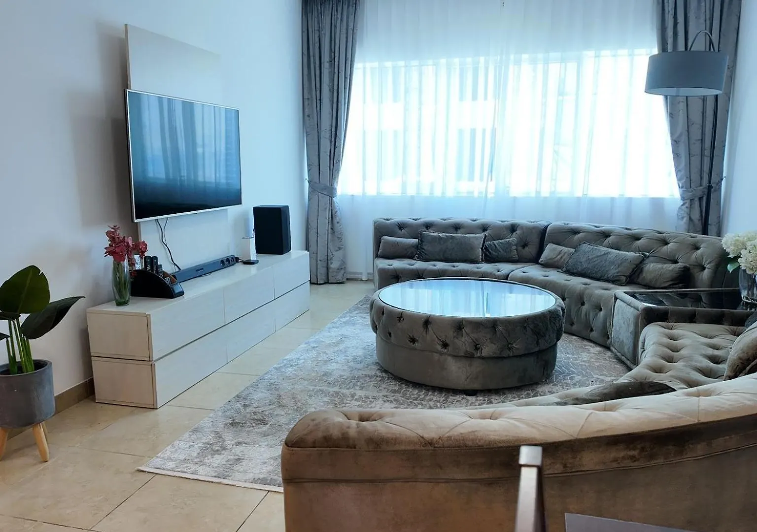 Spacious 1 Bedroom Plus Hall In Mag218 迪拜 公寓